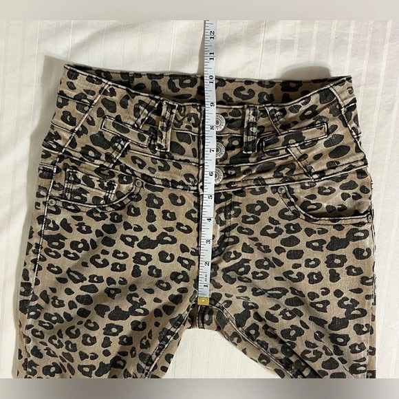 Almost Famous Animal Print Leopard Print Mid Rise Skinny Jeans Size 5 A2 - Picture 13 of 16